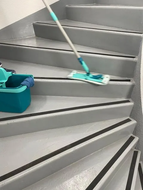 Nettoyage d'un escalier de parties communes