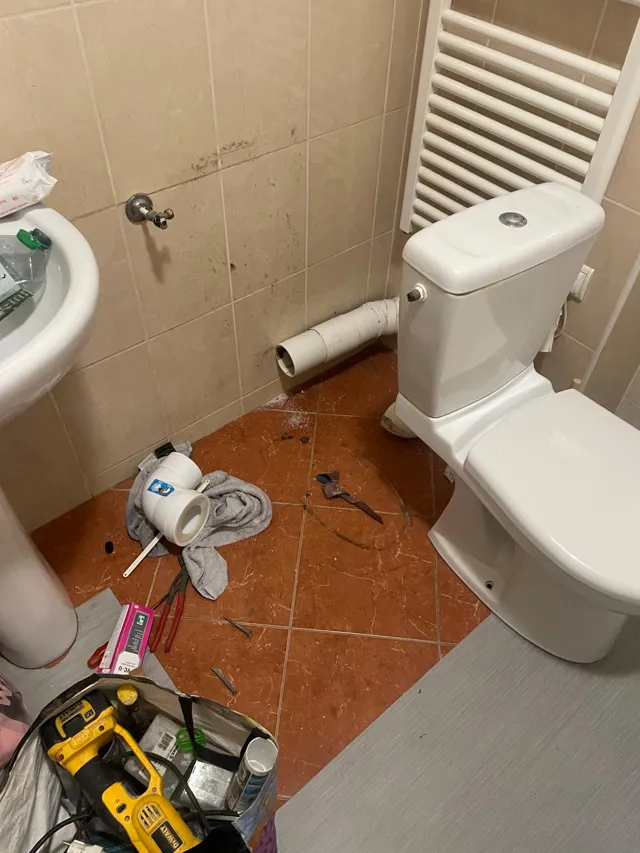 Salle d'eau en cours de travaux, outillage au sol