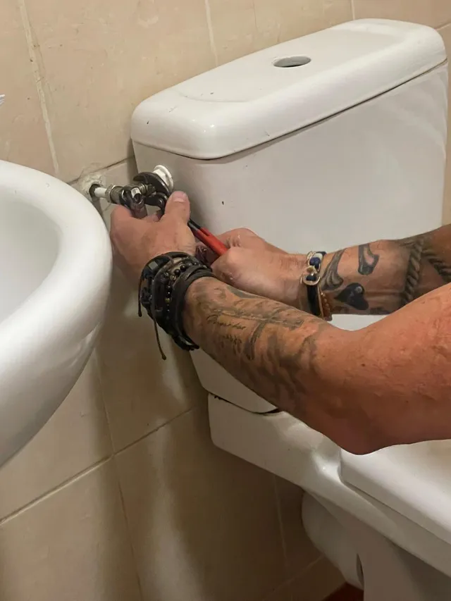 Travaux de plomberie sur un sanitaire