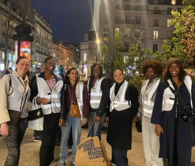 Équipe de bénévoles en gilets, de nuit, en ville